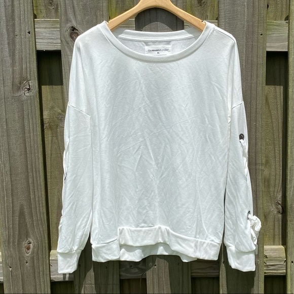 The Sweatshirt Project Tops - Ultra Soft Off-White Pullover Sweatshirt